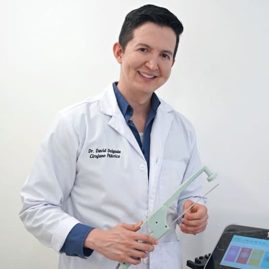 Dr David Delgado Cirujano Plastico en Colombia
