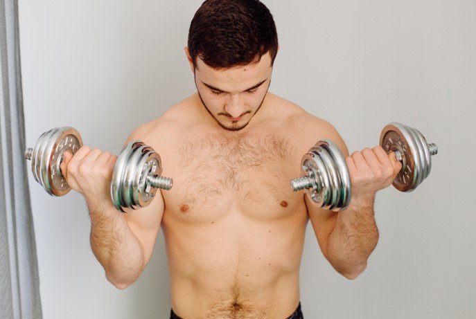 Implante de pectoral hombre ejercicio