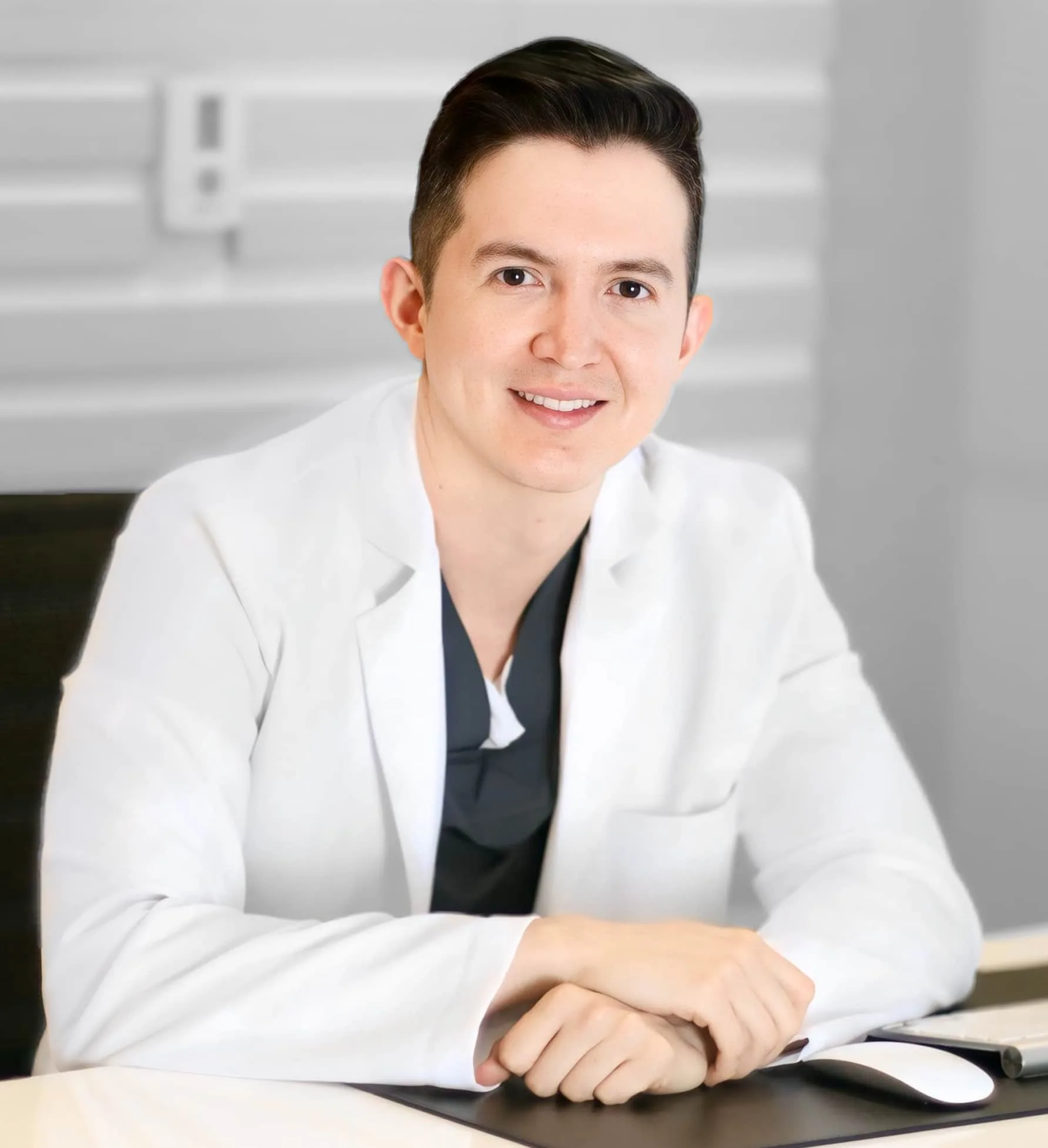 Dr. David Delgado en consulta de valoración