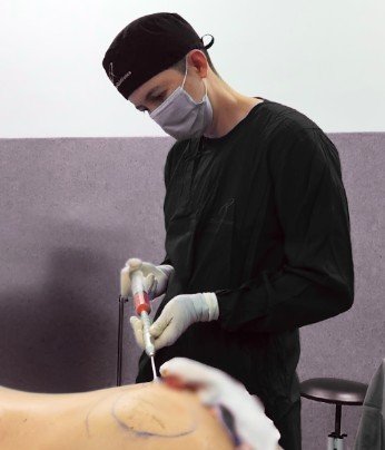 Lipoinyección glútea en Medellín con el Dr. David Delgado - inyección