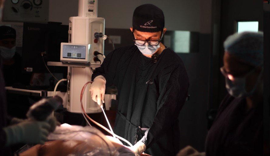 Vibroliposuctor en cirugía de ginecomastia - Cirujano plástico de Medellín David Delgado