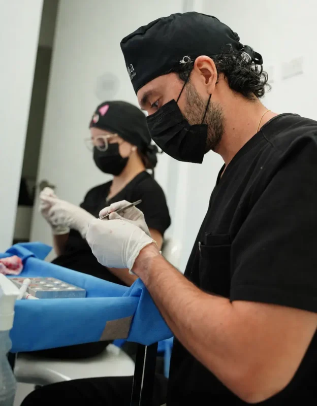 Implante capilar con ARTAS paso 5 - Dr. David Delgado - Be Dharma Hair - Medellín, Colombia